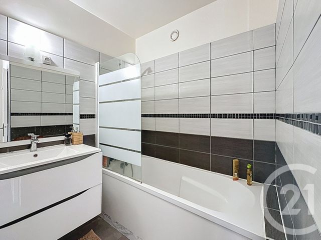 Afficher la photo en grand Appartement F3 à vendre - 3 pièces - 61.2 m2 - VERSAILLES - 78 - ILE-DE-FRANCE - Century 21 Fels Immobilier